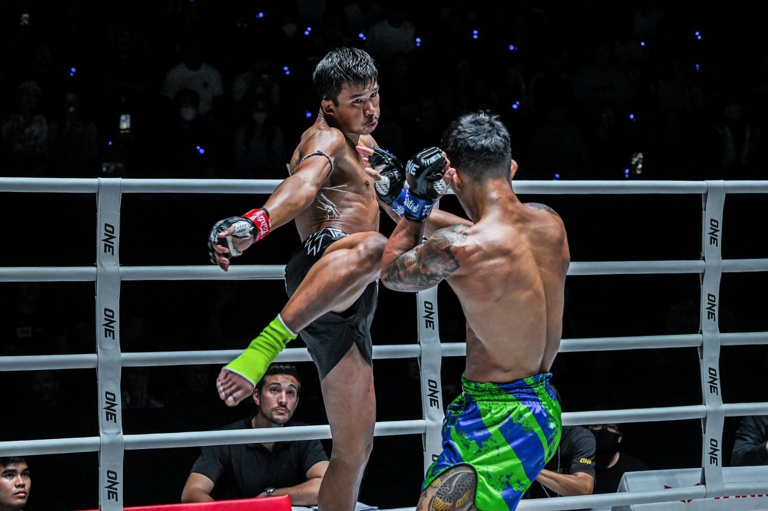 Superlek (L) unleashes his brutal kicks at Kongthoranee | Photo by ONE Championship
