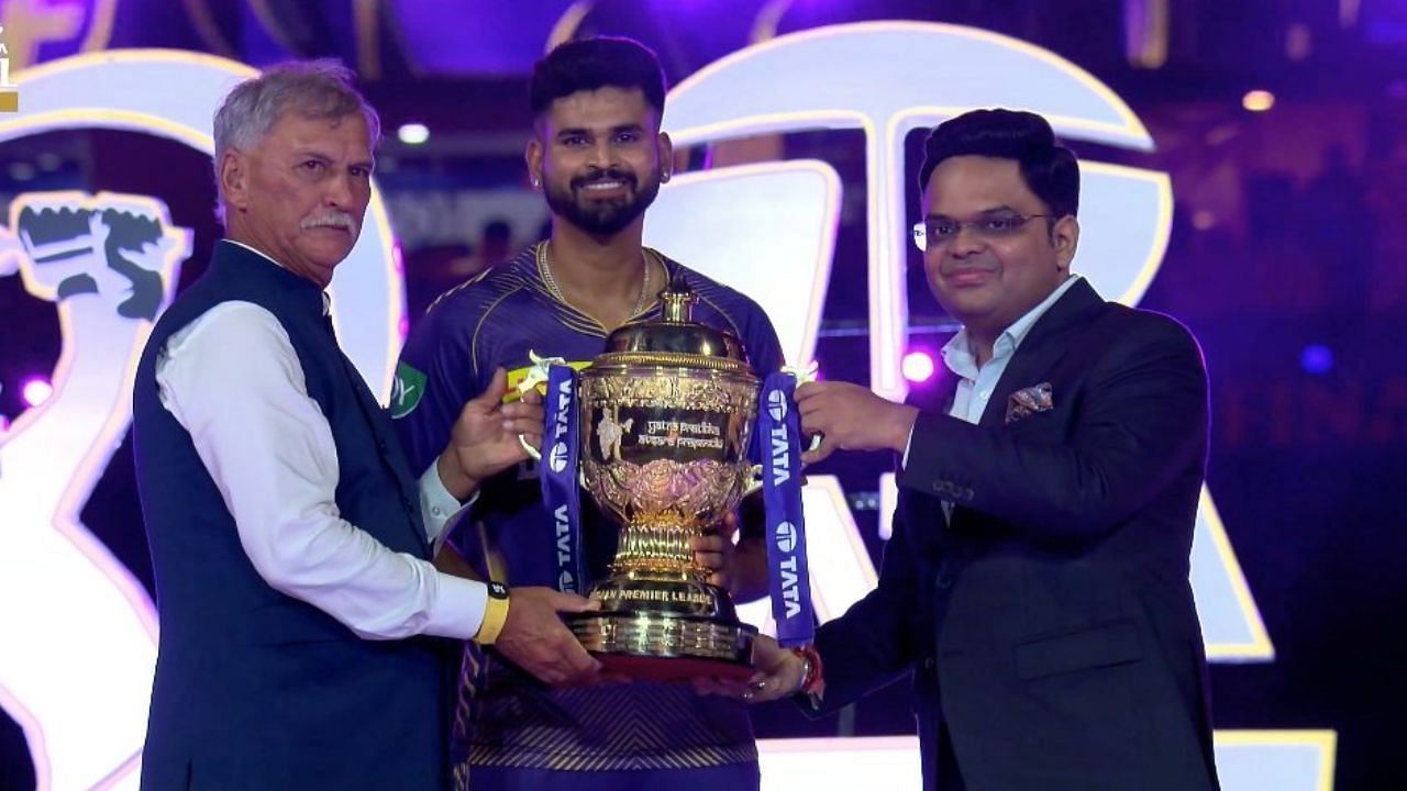 श्रेयस अय्यर आईपीएल ट्रॉफी के साथ (Photo: BCCI)