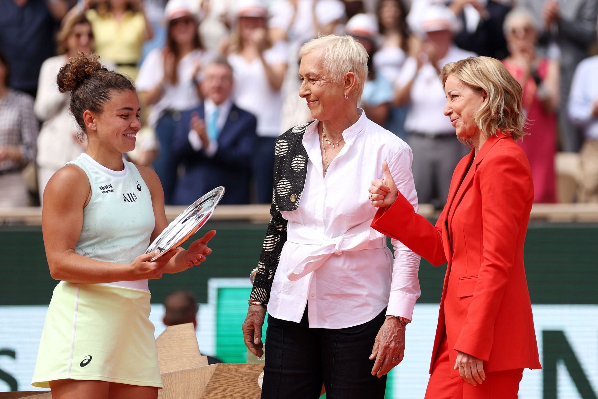 Jasmine Paolini (L), Martina Navratilova (Center), and Chris Evert (R) during the 2024 French Open trophy presentation ceremony