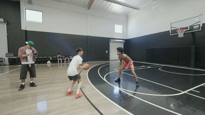 "Ray is an actual hooper": Viewers praise Kai Cenat's friend after he showed off his basketball skills against FlightReacts