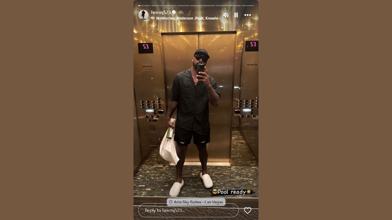 Marus posts a mirror selfie. (Credits: @heirmj523/Instagram)