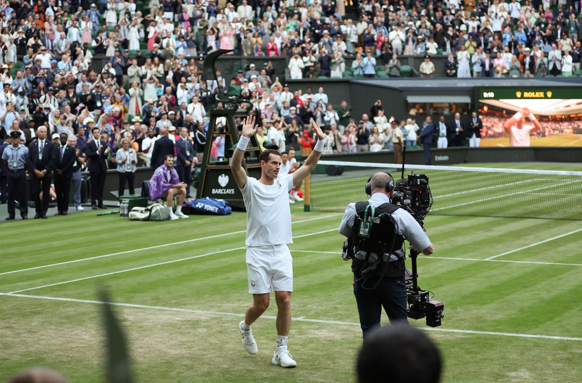 Andy Murray waves to the crowd (image source: GETTY)