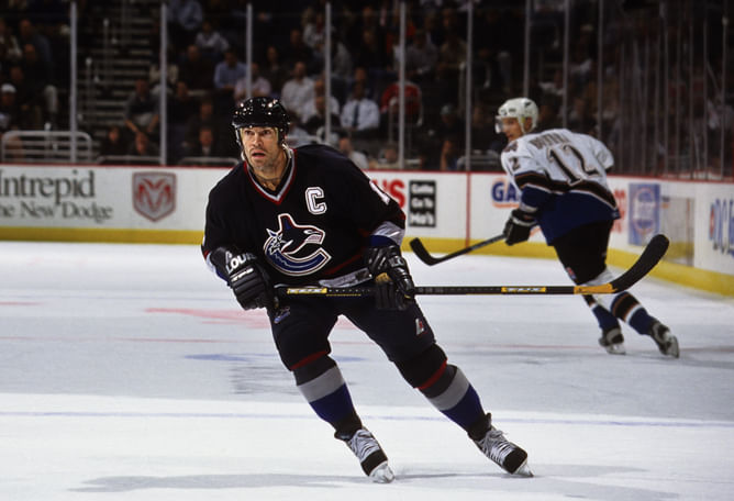 Revisiting Vancouver Canucks re-signing Mark Messier to $18M contract in 1997