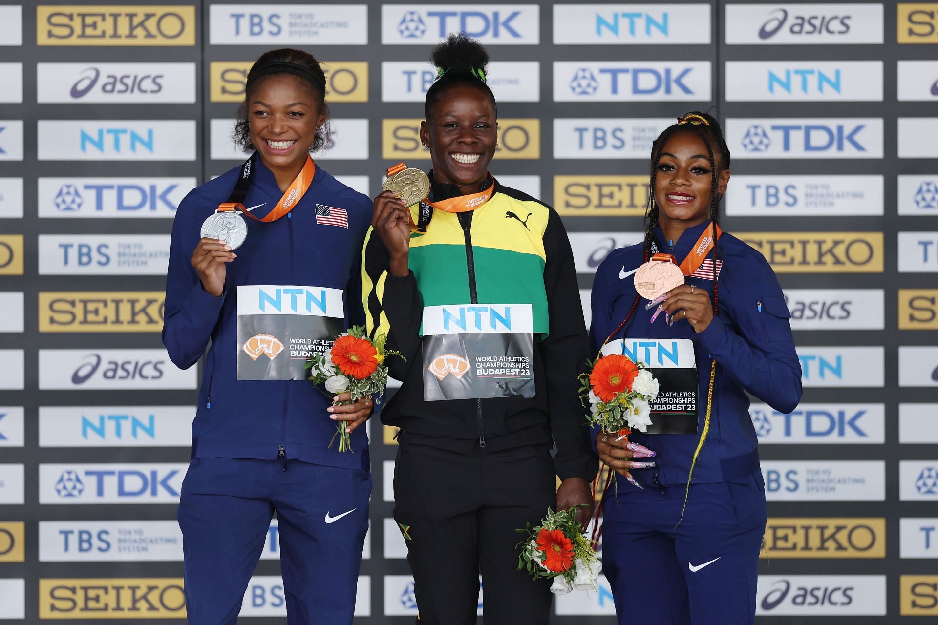 Shericka Jackson (C), the main competitor of Gabrielle &#039;Gabby&#039; Thomas (L) - Getty Images