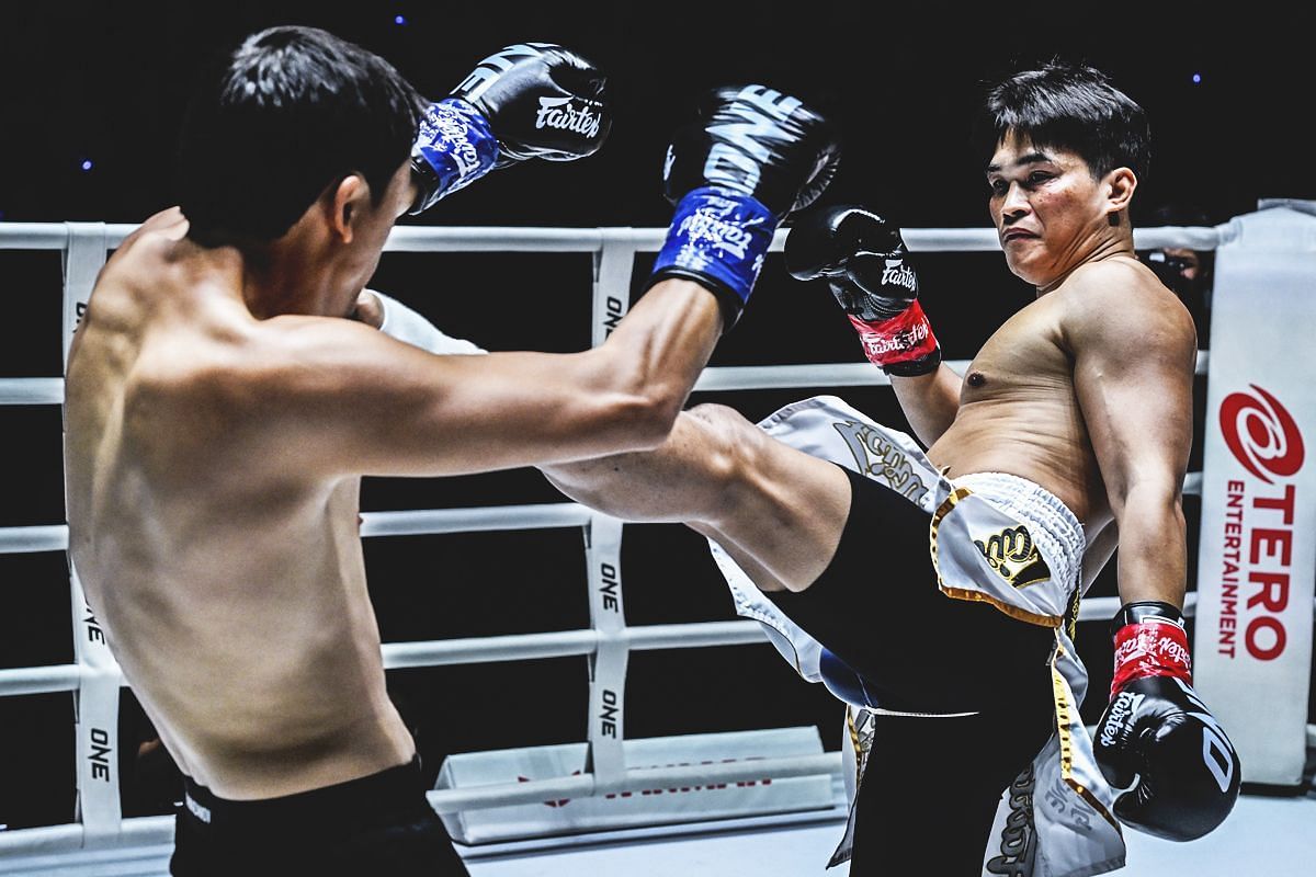 Petchtanong (R) kicks Alaverdi Ramazanov | Photo credit: ONE Championship