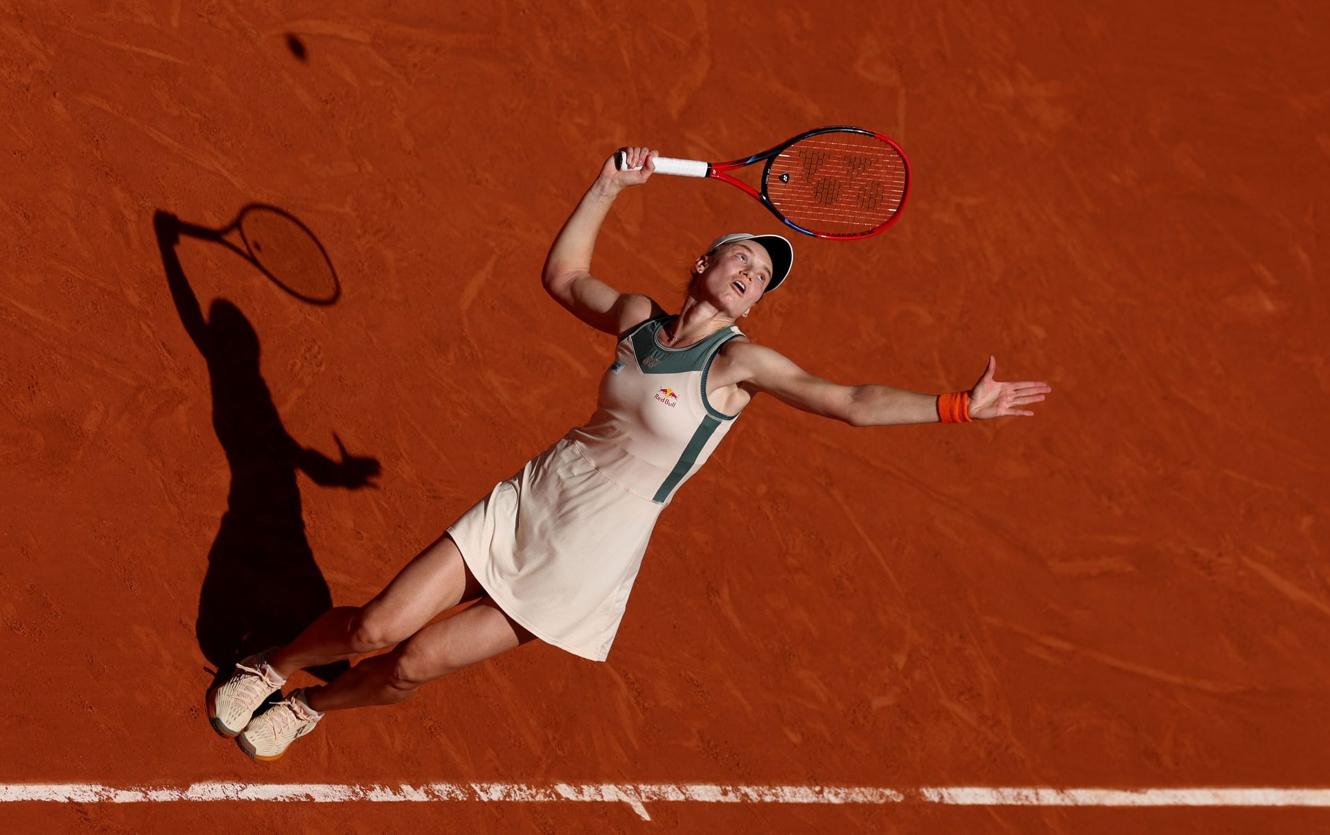 Elena Rybakina serving at the French Open 2024 (Getty Images)