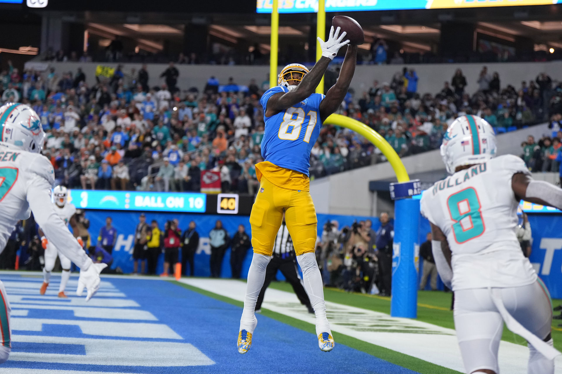 NFL: Miami Dolphins at Los Angeles Chargers - Source: Imagn