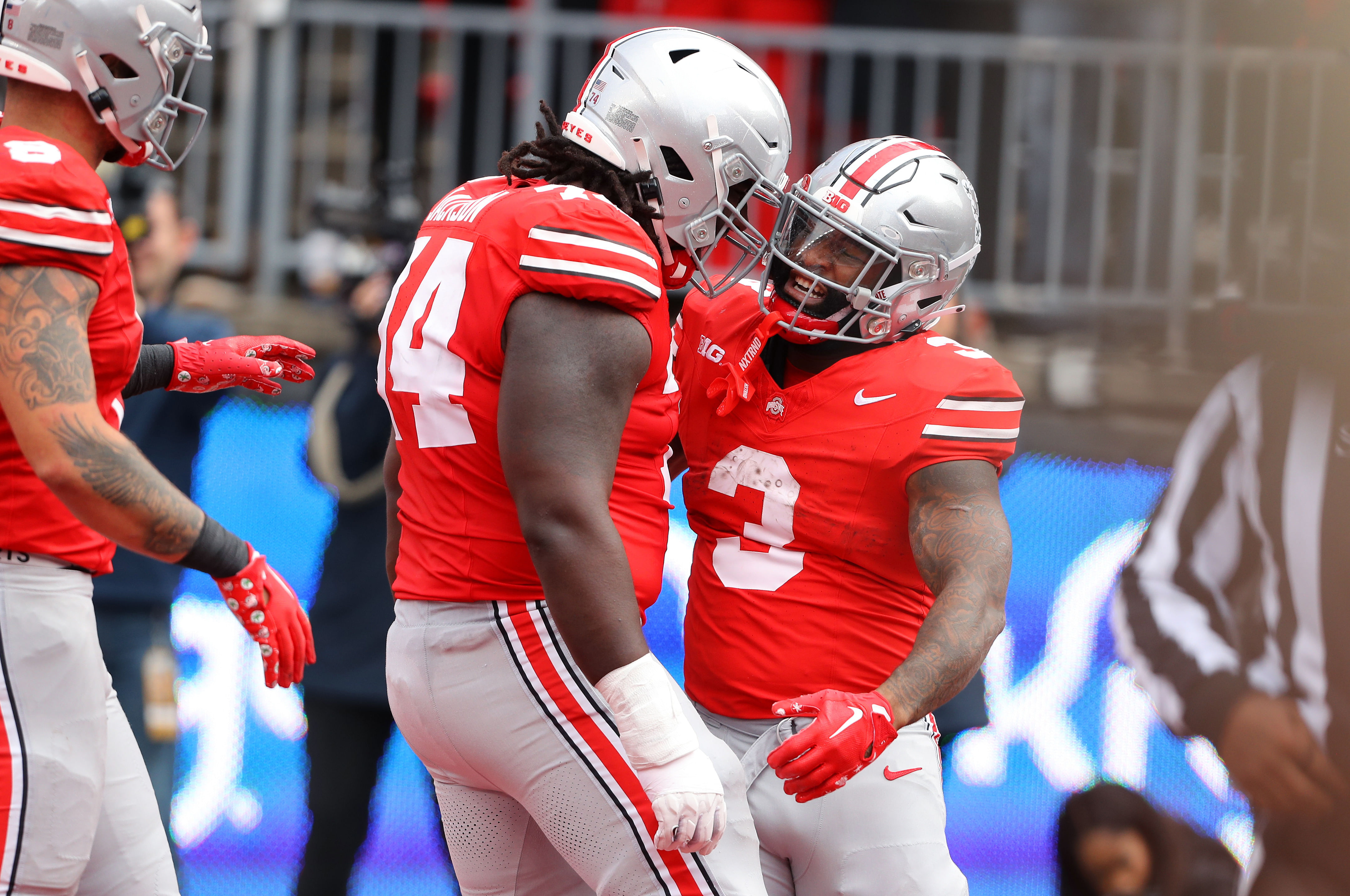 Running back Miyan Williams (3) celebrates with offensive lineman Donovan Jackson