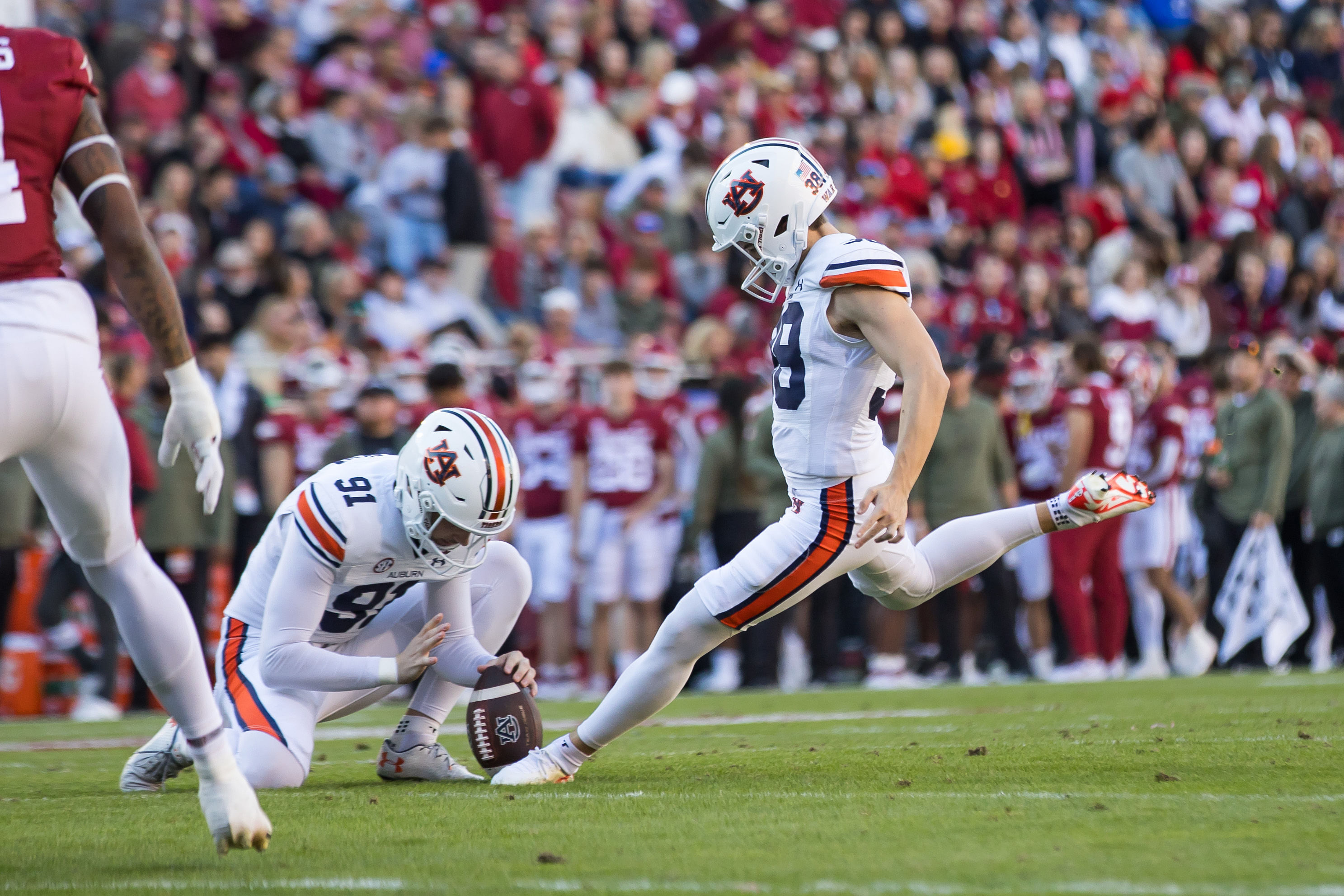 Auburn&#039;s Alex McPherson is one of the top college football kickers in the nation. He didn&#039;t miss a kick in 2023. (Photo credit: IMAGN)