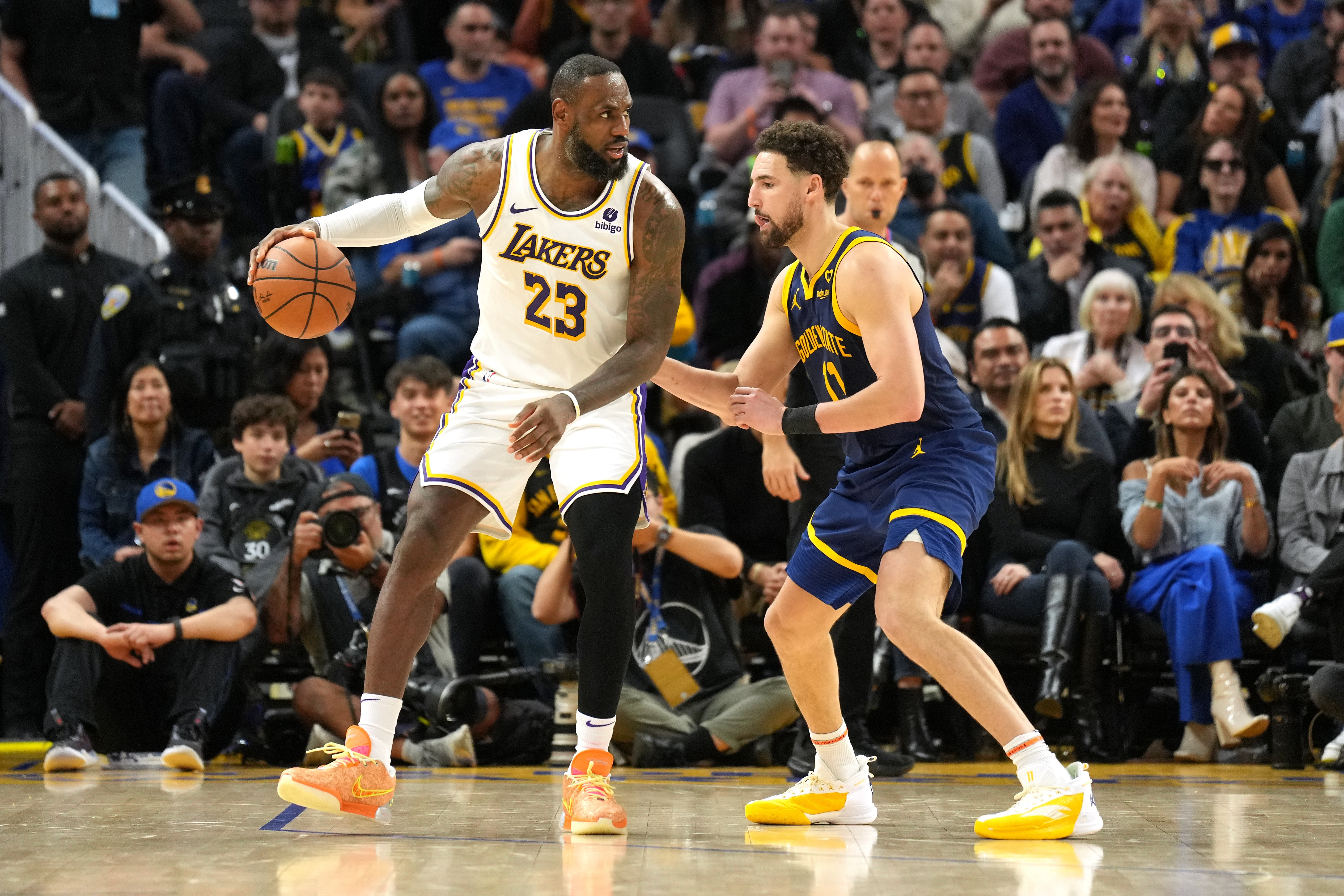 LA Lakers forward LeBron James posted up Golden State Warriors guard Klay Thompson (Image via IMAGN)