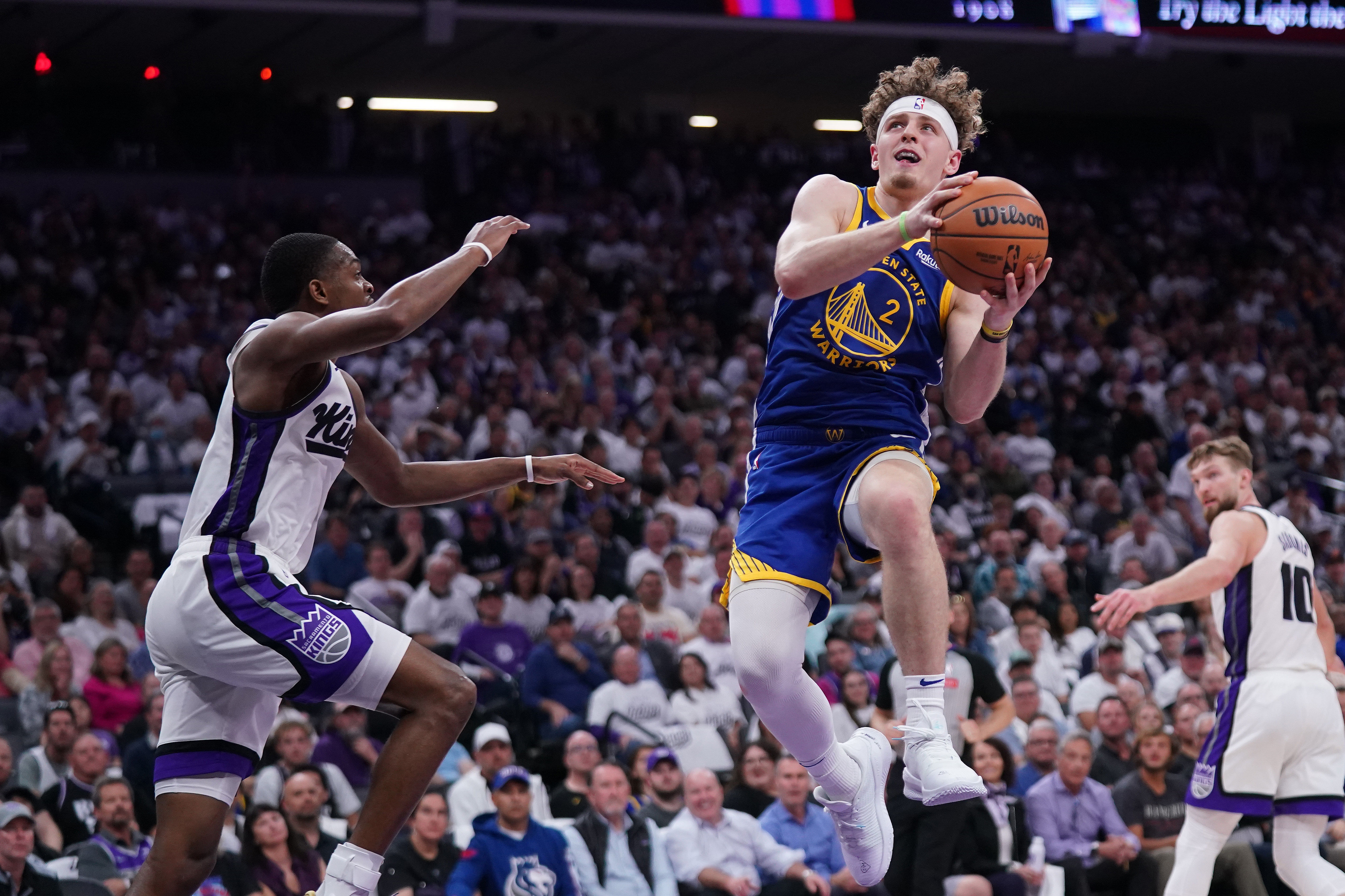 Brandin Podziemski makes a layup next to Sacramento Kings guard De&#039;Aaron Fox Photo Credit: Cary Edmondson-USA TODAY Sports/Imagn