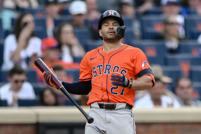WATCH: Mets fan supports Jose Altuve after fans boo him for outburst during controversial ejection