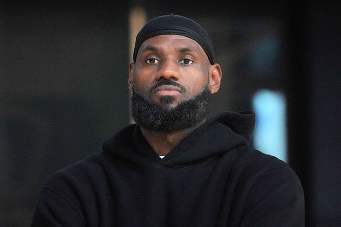 "LeBagless James": NBA fans roast LeBron James comparing his handles to Kendrick Perkins'