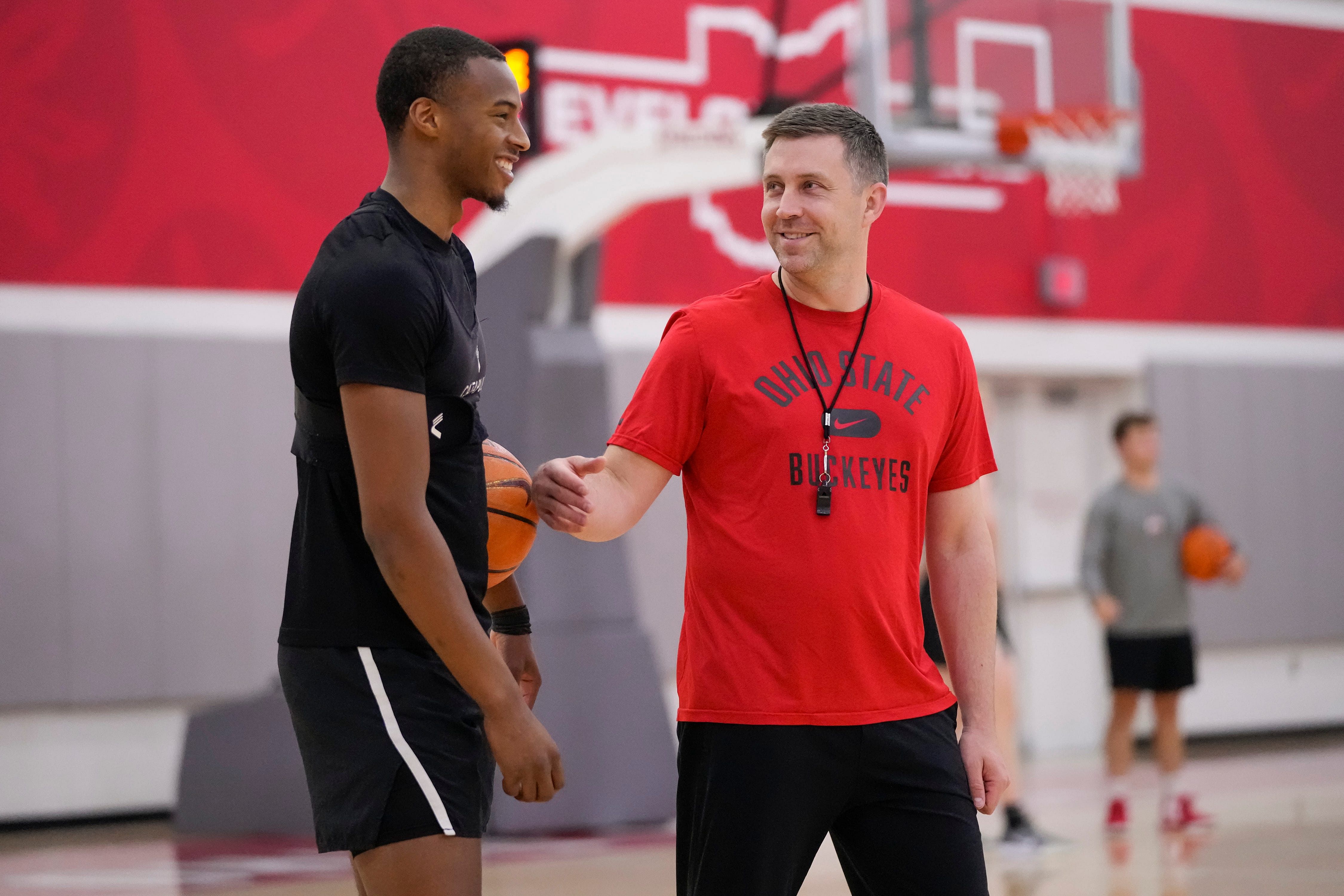 Ohio State coach Jake Diebler having some chat with transfer player Micah Parrish (Image Source: IMAGN)