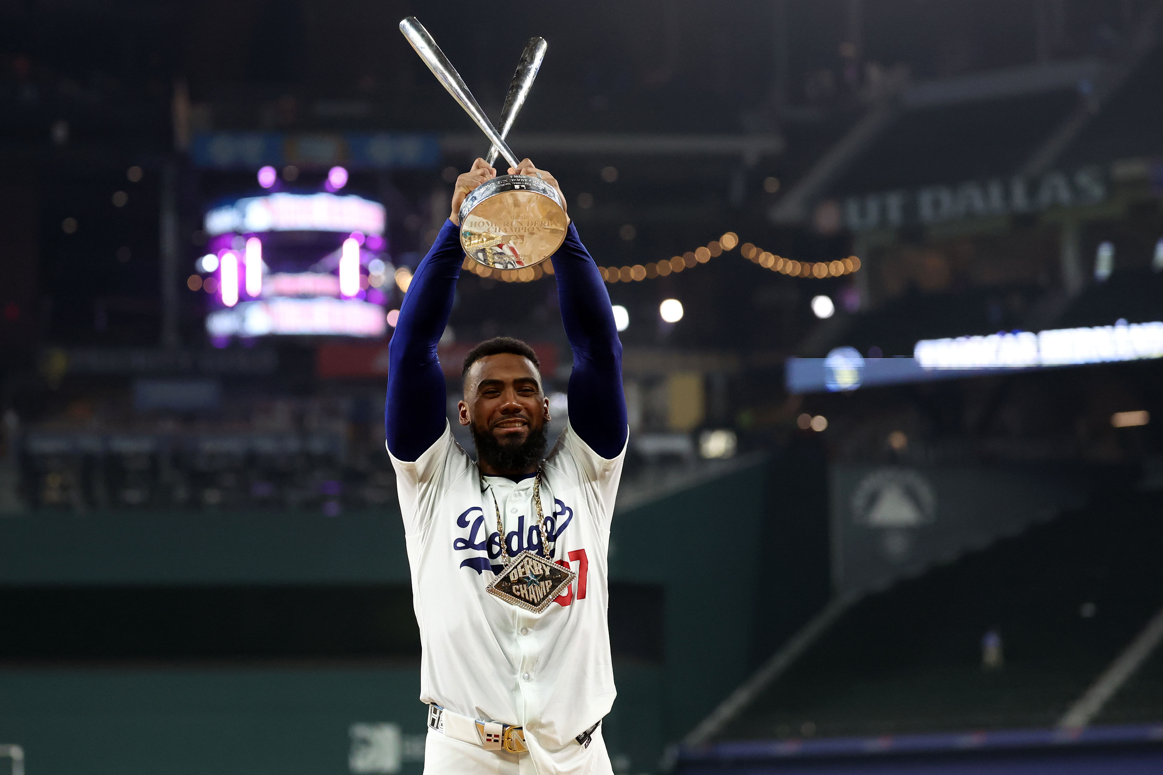 Watch Teoscar Hernandez receives 2024 Home Run Derby Chain from former