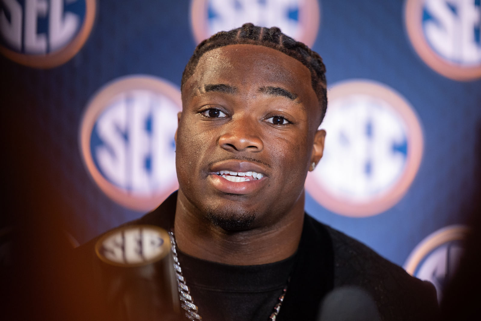 WATCH: Alabama QB Jalen Milroe runs in excitement to greet former coach ...