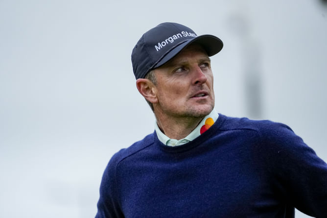 WATCH: Justin Rose gets supported by a fan in the Open from the most bizarre location