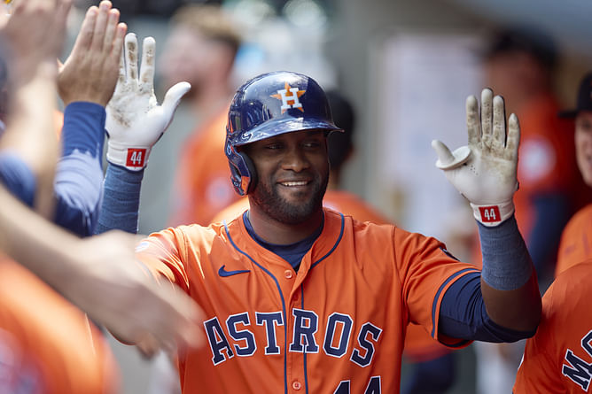 PHOTO: Mariners fan who returned Yordan Alvarez’s 'piece of history' homer ball gets a touching gift from 3x All-star player