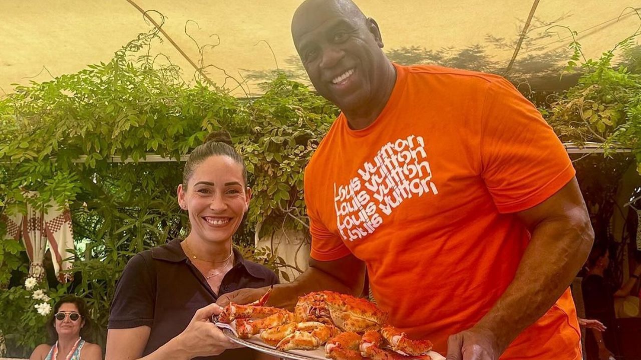 Johnson posing for a picture with the waitress. (image credit: instagram/magicjohnson)