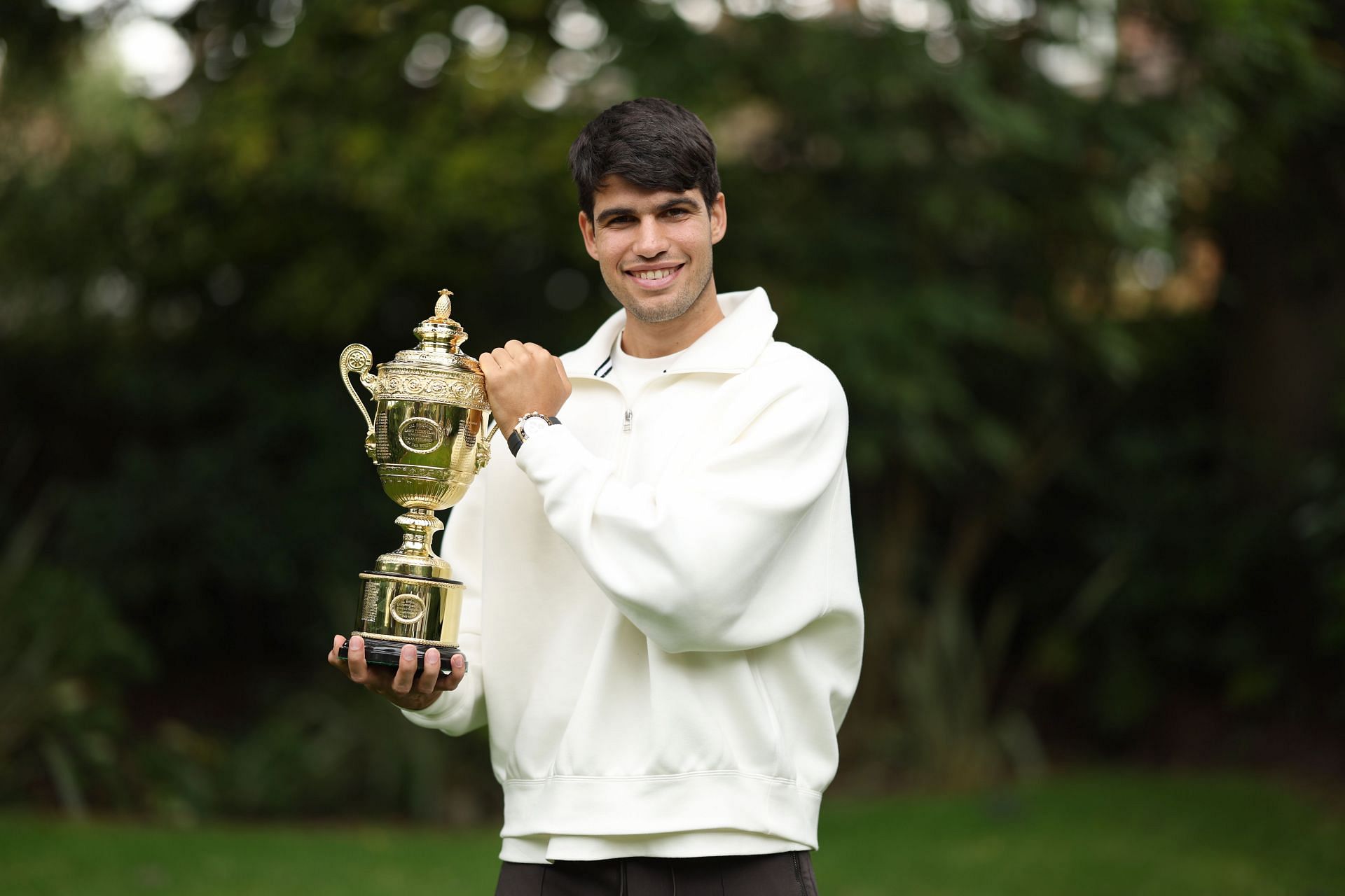 Carlos Alcaraz with the gentlemen&#039;s singles trophy (image source: GETTY)