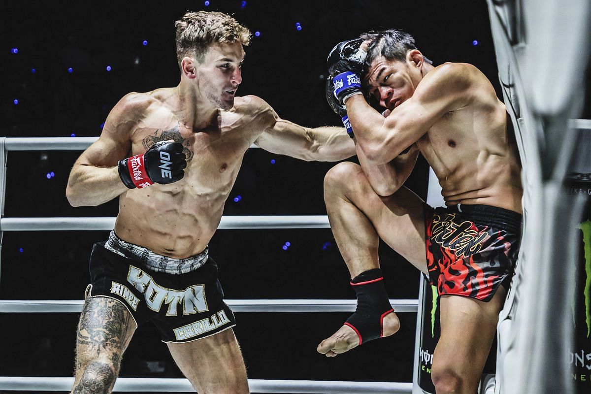 Nico Carrillo (left) lands a punch against Saemapetch (right).