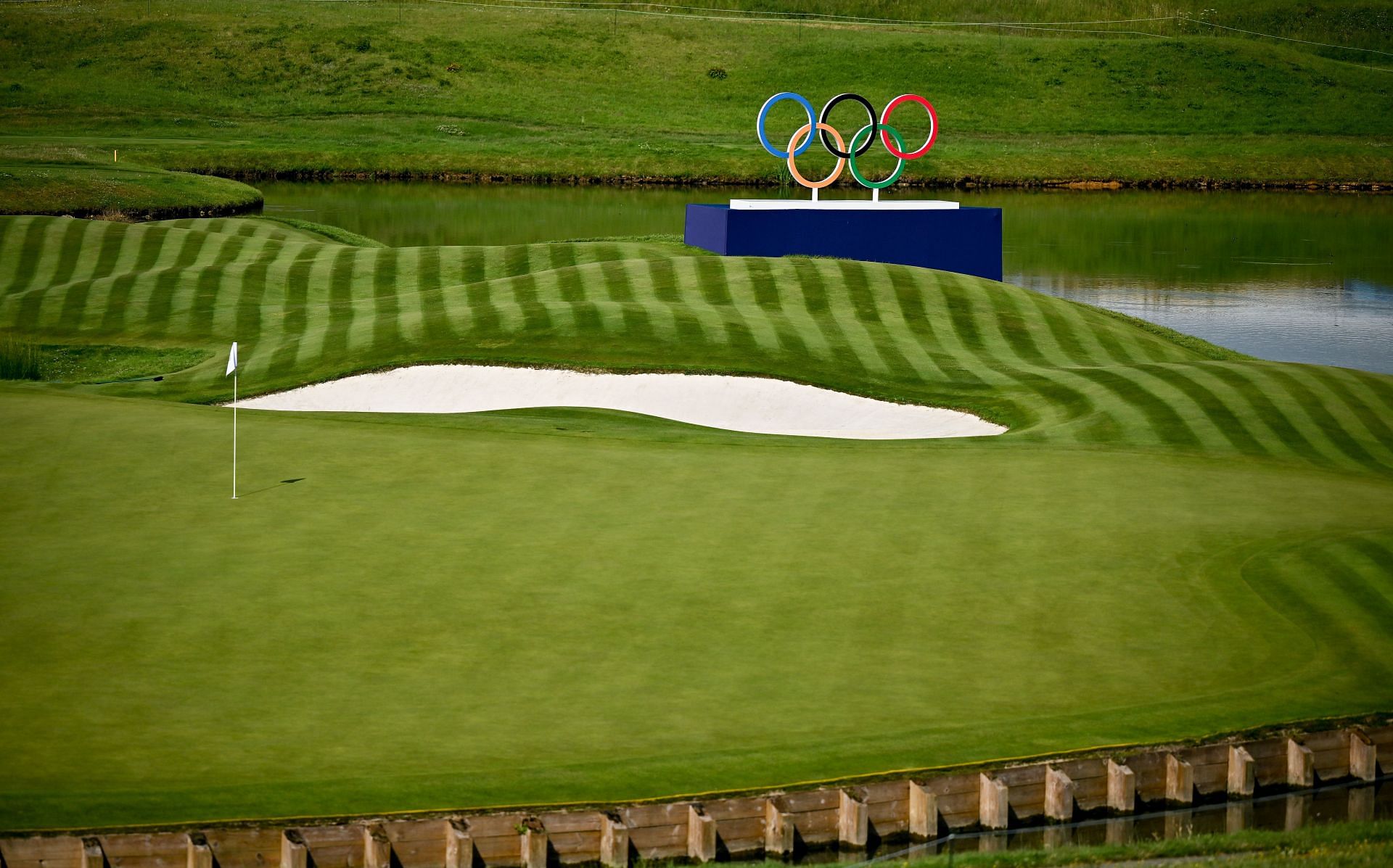 Who are the youngest and oldest golfers competing in the 2024 Olympics