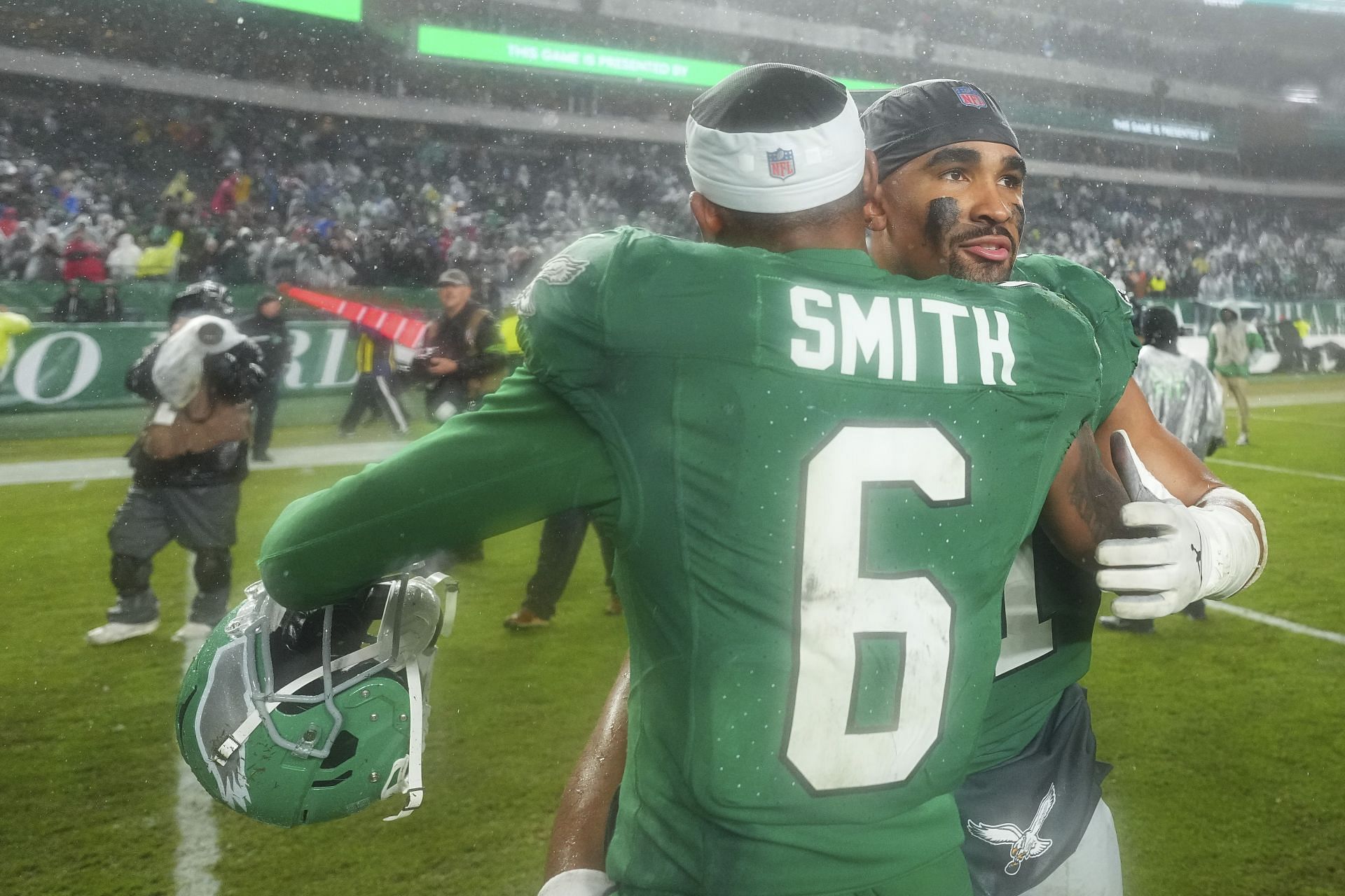 DeVonta Smith and Jalen Hurts during Buffalo Bills vs. Philadelphia Eagles (source: Getty)