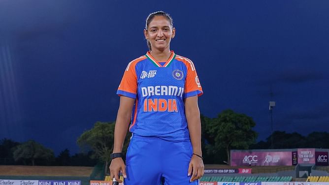 [Watch] Harmanpreet Kaur drops a sitter to hand Sri Lanka huge advantage in run chase during 2024 Women's Asia Cup final