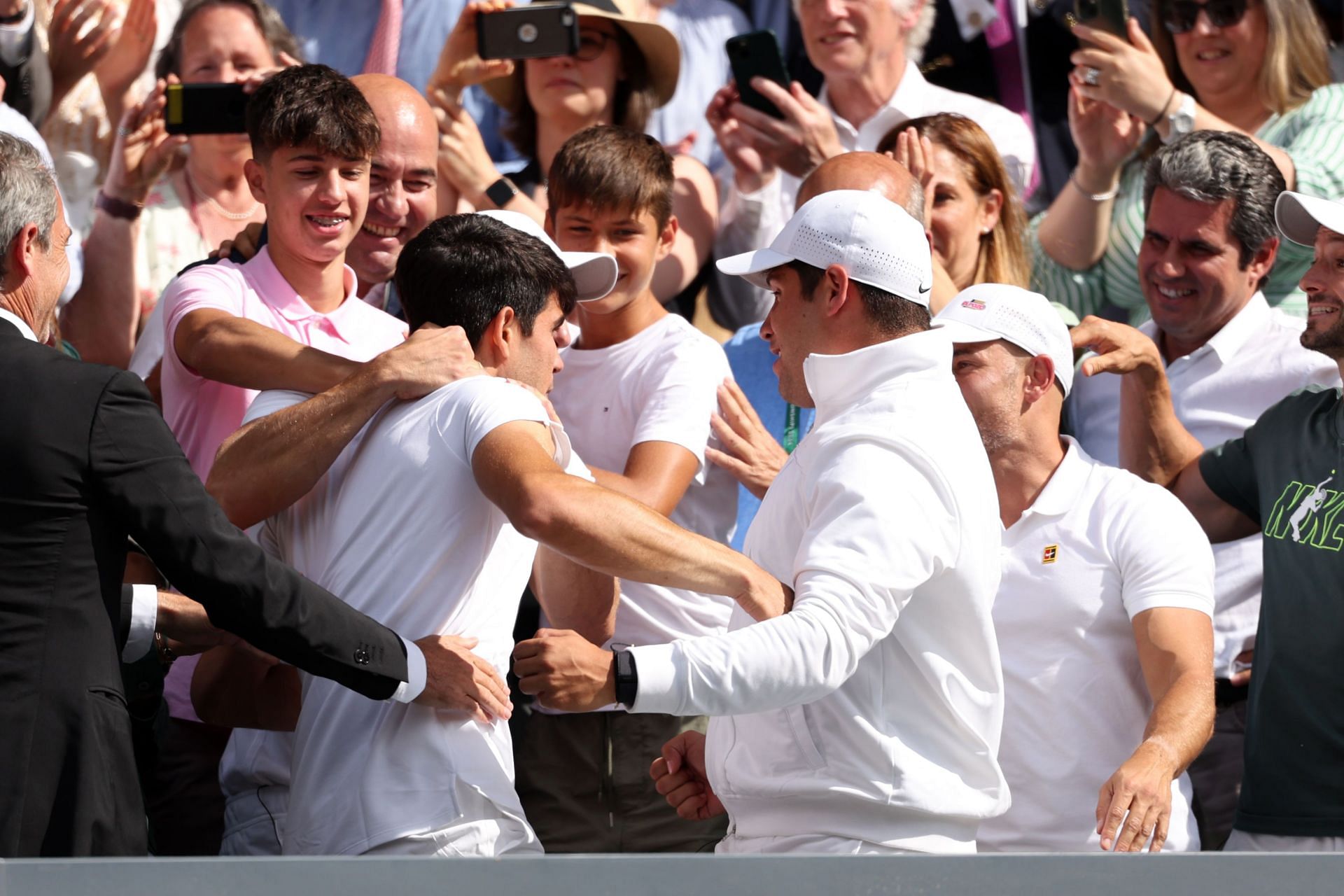 Alcaraz with his three brothers Sergio (in pink), Jaime (center) and Alvaro (R) (Image Source: Getty)