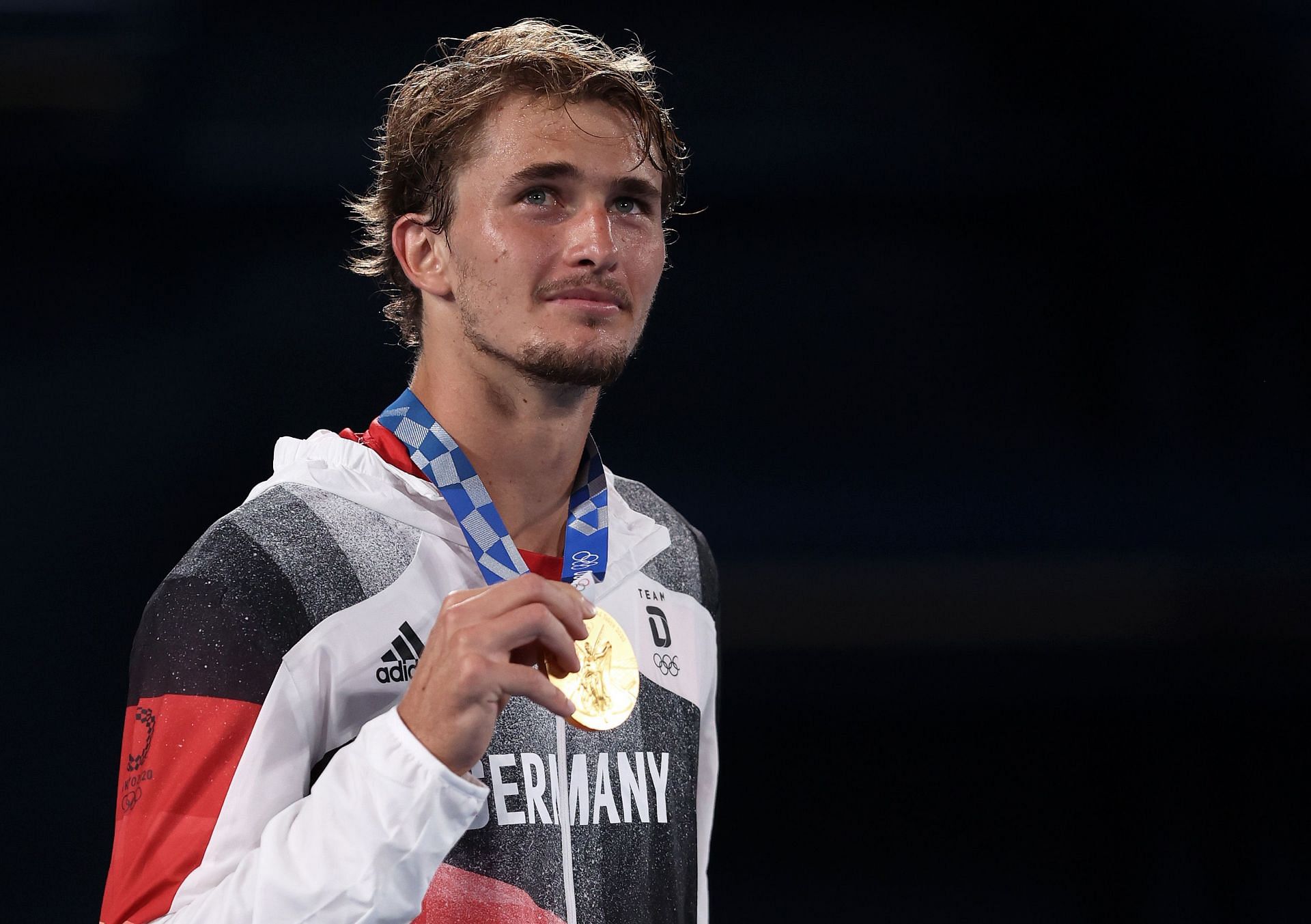 Alexander Zverev poses with gold medal at Tokyo Olympics