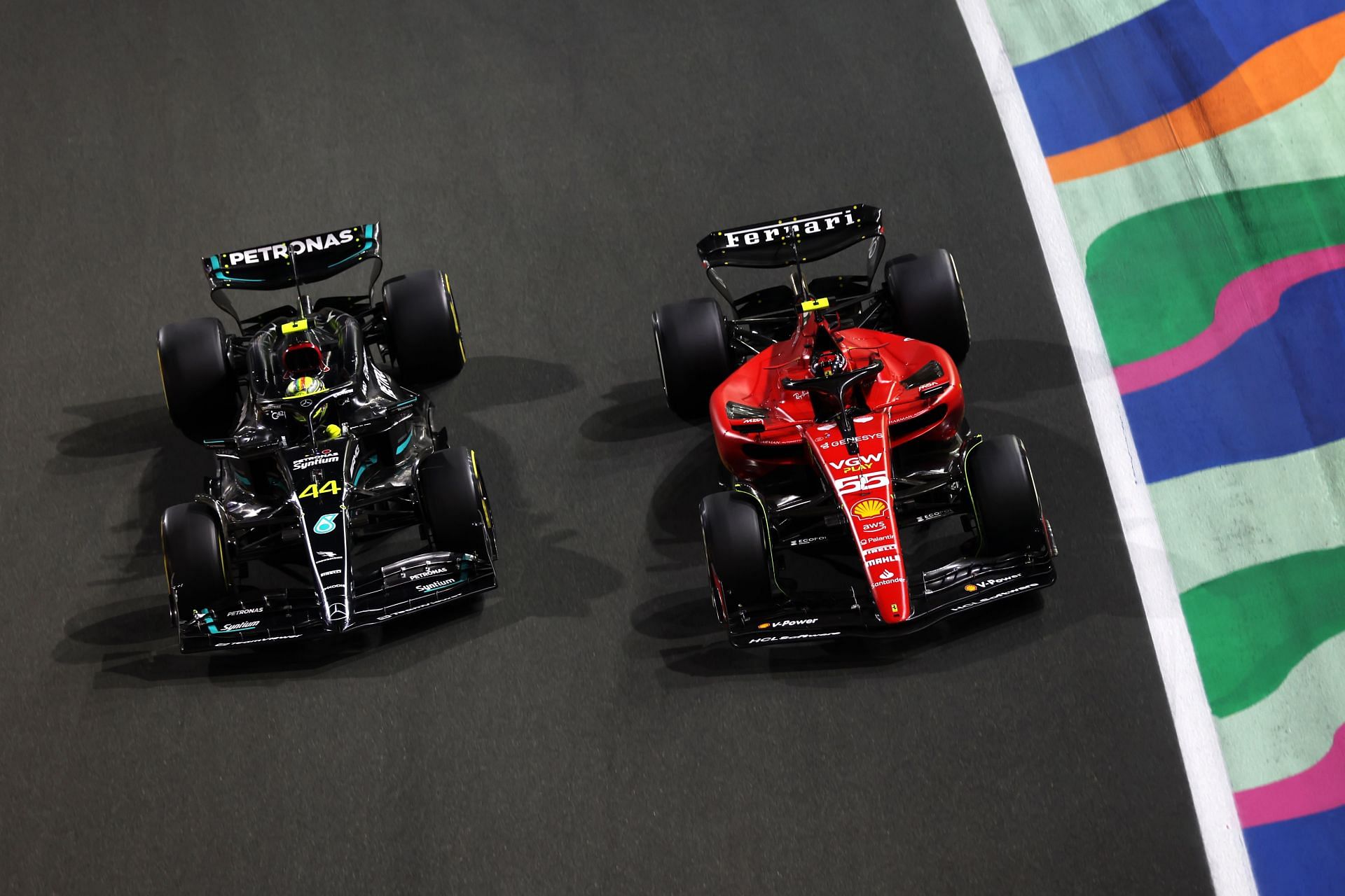 El español Carlos Sainz, al volante del Ferrari SF-23, y el británico Lewis Hamilton, al volante del Mercedes AMG Petronas F1 Team W14, luchan por la posición en la pista durante el Gran Premio de Fórmula 1 de Arabia Saudita en el circuito de Jeddah Corniche el 19 de marzo de 2023, en Jeddah, Arabia Saudita. (Foto de Lars Baron/Getty Images)