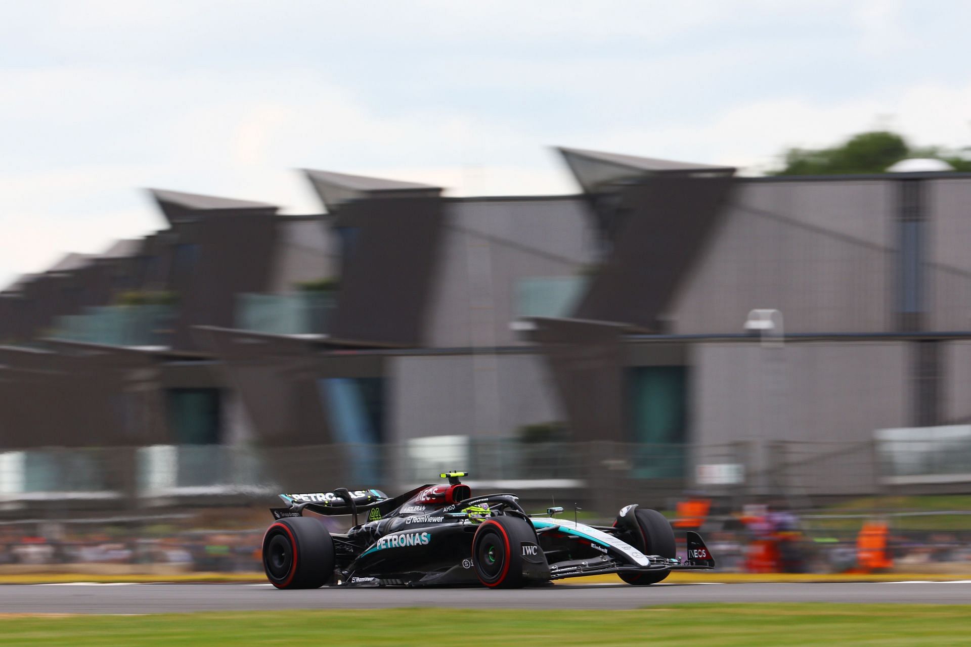 NORTHAMPTON, ENGLAND - JULY 05: Lewis Hamilton of Great Britain driving the (44) Mercedes AMG Petronas F1 Team W15 on track during practice ahead of the F1 Grand Prix of Great Britain at Silverstone Circuit on July 05, 2024 in Northampton, England. (Photo by Mark Thompson/Getty Images)