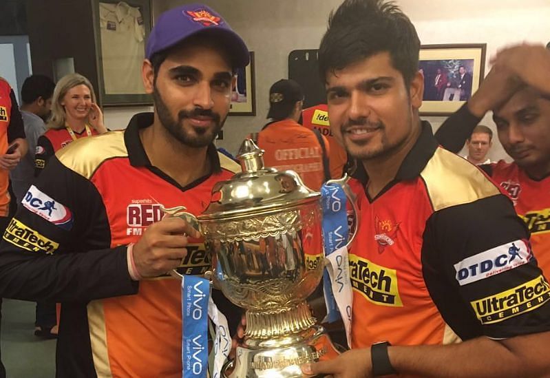 Karn Sharma with IPL 2016 Purple Cap winner Bhuvneshwar Kumar after winning the IPL 2016 trophy (Image Credits: Karn Sharma&#039;s Instagram)