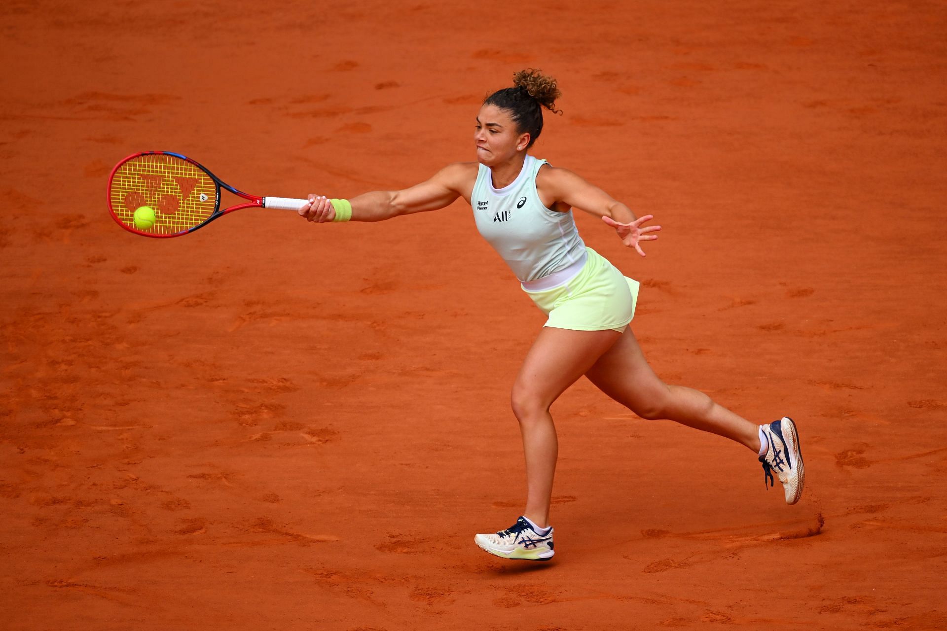 Jasmine Paolini playing a forehand in the 2024 French Open final (Getty Images)