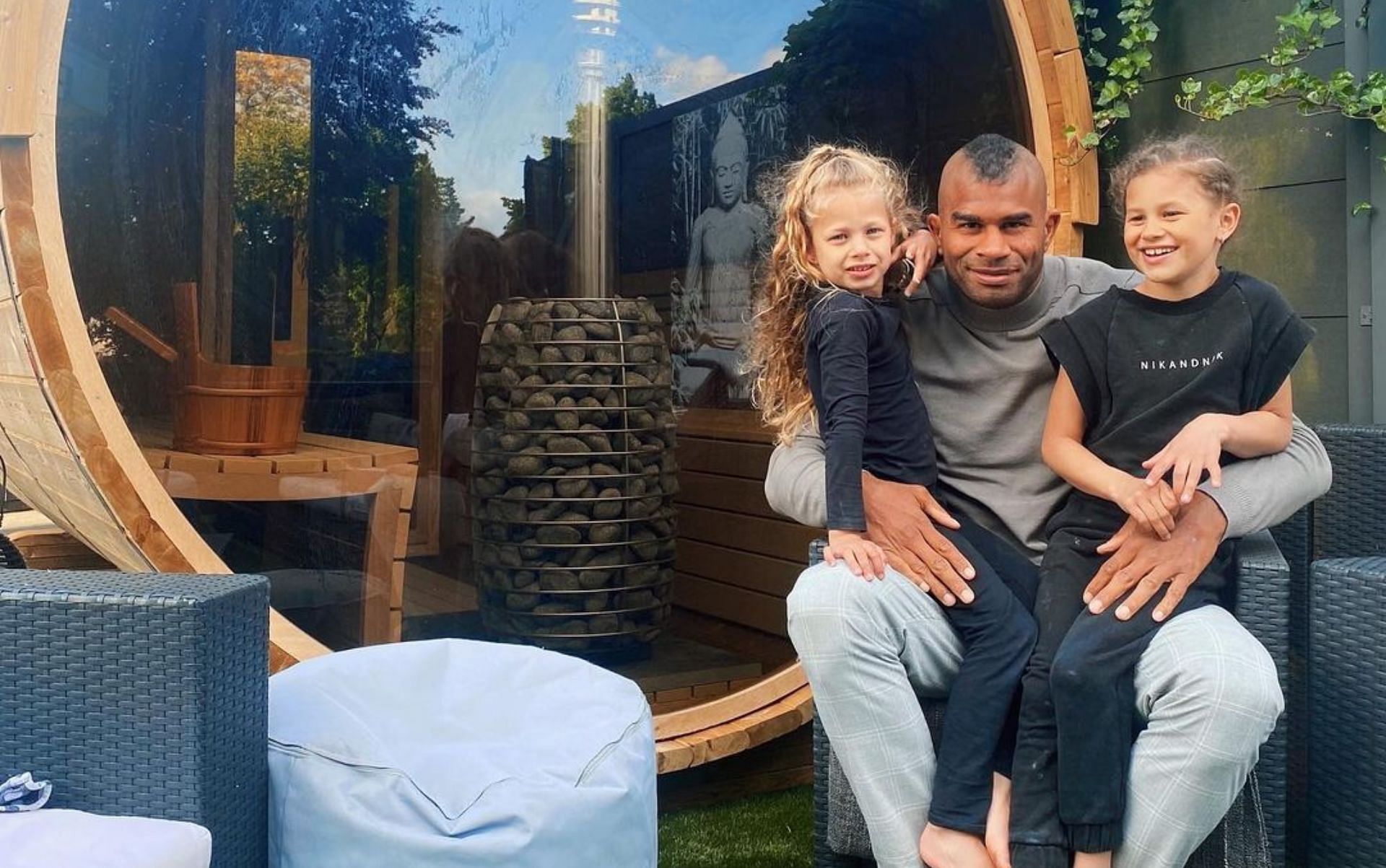 Alistair Overeem (center) with his daughters [Image courtesy:@alistairovereem on Instagram]