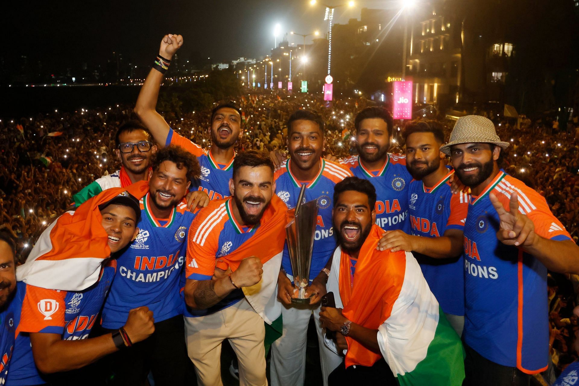 विक्ट्री परेड के दौरान टी20 वर्ल्ड कप की ट्रॉफी के साथ भारतीय खिलाड़ी (Photo: X/@BCCI)