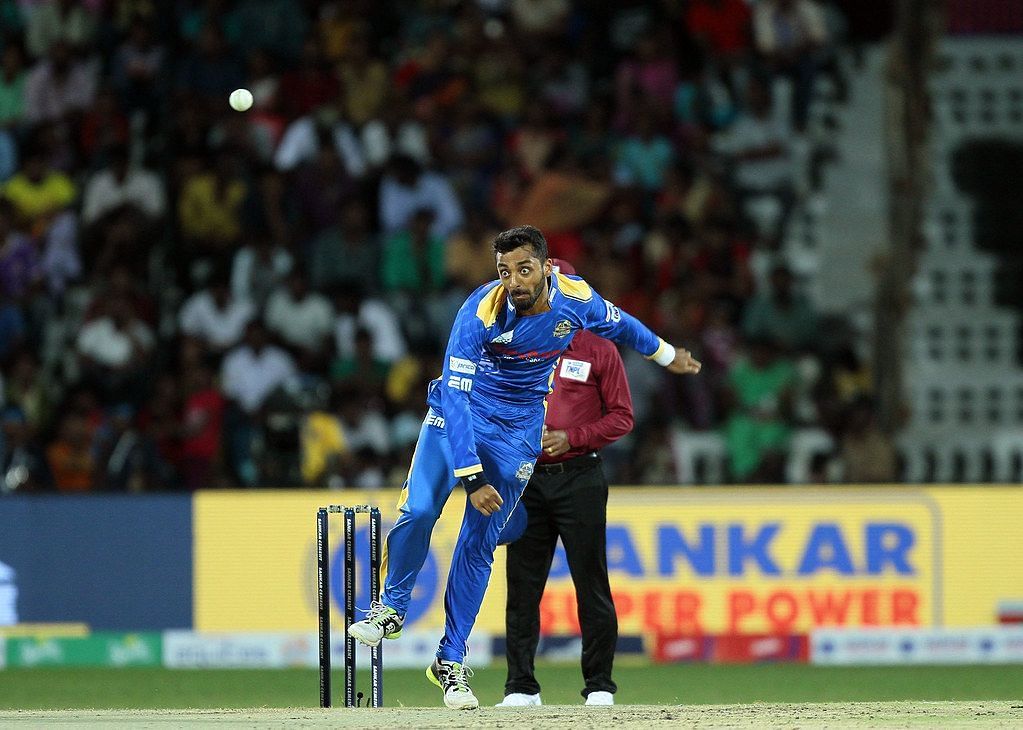 Varun Chakravarthy in action (Credits: X/ TNPremierLeague) 