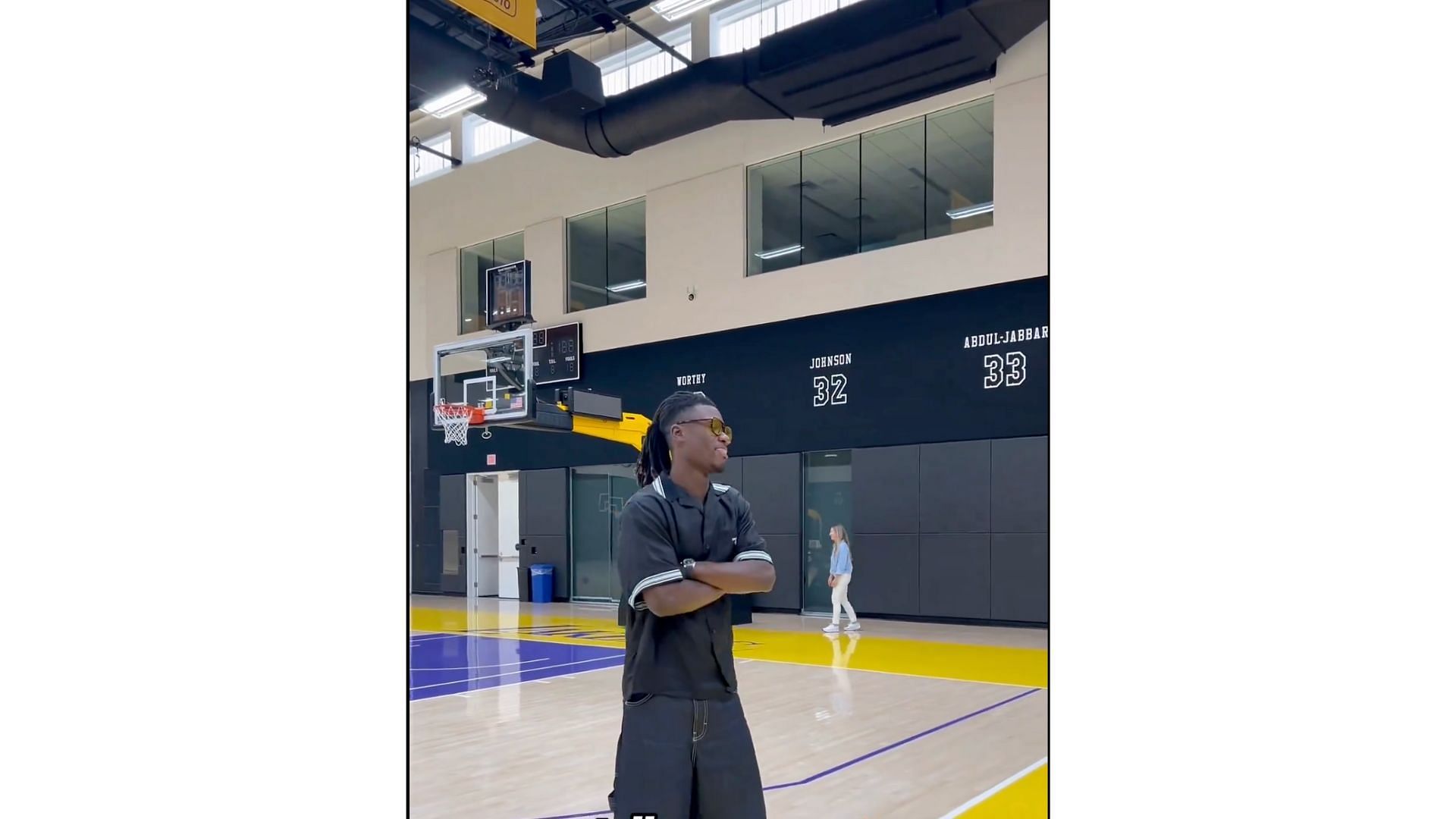 Camavinga posing after making a three-point shot at the Lakers facility (Credit: Los Angeles Lakers X account)