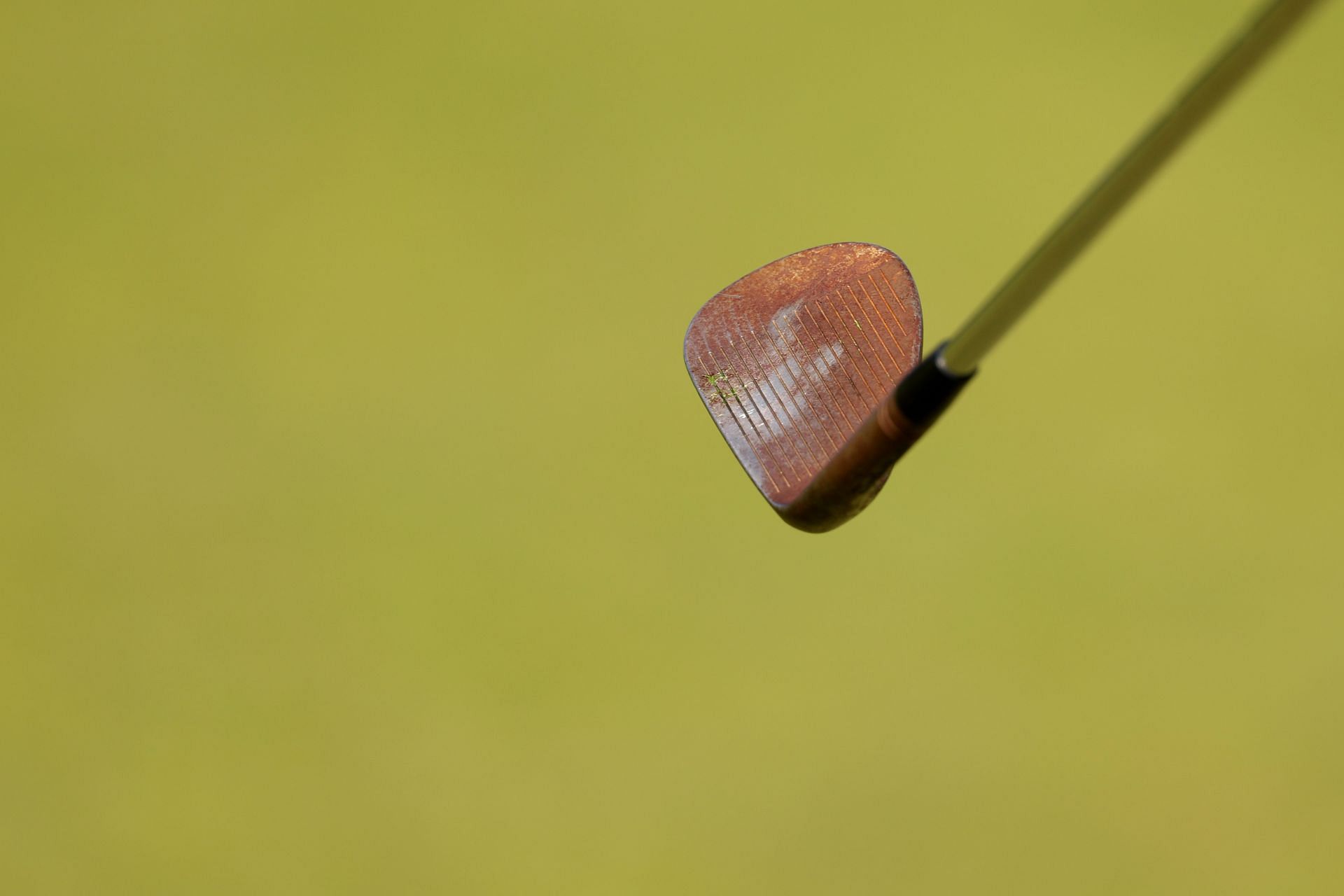 Tiger Woods rusty wedge at The 152nd Open - Preview Day One (Image via by Kevin C. Cox/Getty Images)