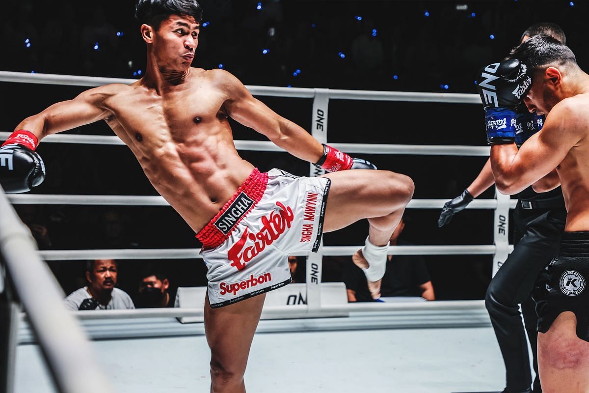 Superbon fighting Tayfun Ozcan | Image credit: ONE Championship