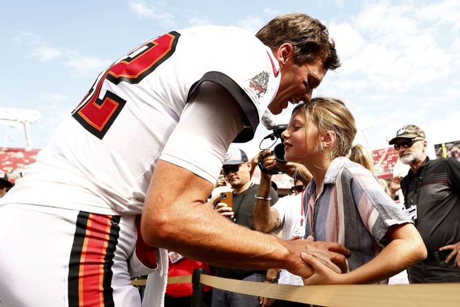 Tom Brady shares adorable throwback picture of mother Galynn with daughter Vivian