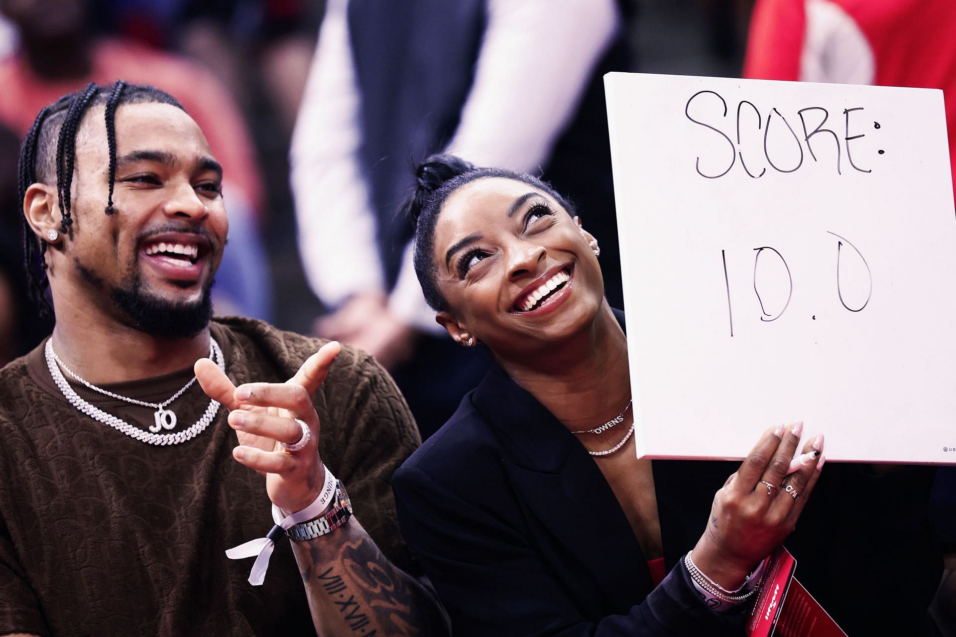 Los Angeles Lakers v Houston Rockets - Simone Biles and Jonathan Owens (Photo-Getty)