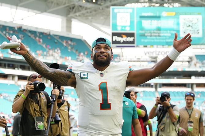 WATCH: Tua Tagovailoa hypes Dolphins crowd after signing $212,400,000 deal