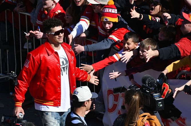 Ex-Chiefs RB has dire prediction for Raiders safety for trolling Patrick Mahomes with Kermit the Frog doll