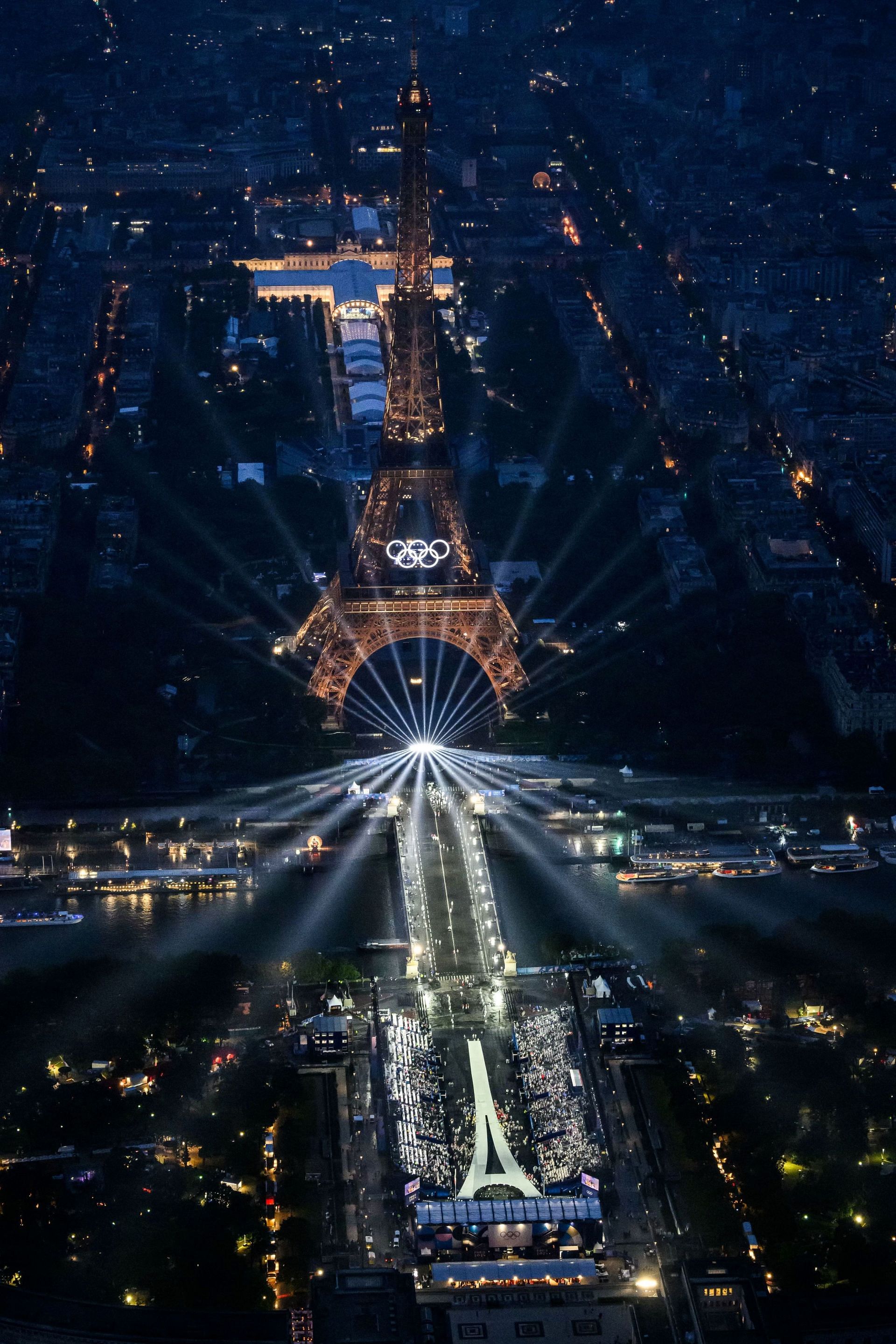 उद्घाटन समारोह के दौरान एफिल टावर का नजारा कुछ ऐसा था (Photo Credit - @Paris2024)