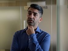 Why did Abhinav Bindra tap the wooden baton thrice before Ramita Jindal's final at the Paris Olympics 2024?