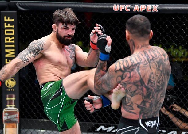 What fight did Mike Perry break his nose?