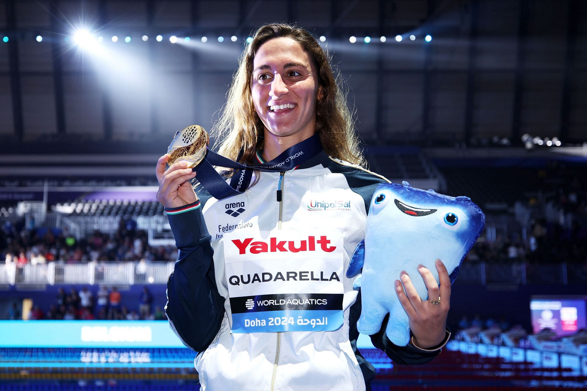 Simona Quadarella poses with her gold medal at Doha 2024 World Aquatics Championships (Photo by Adam Pretty/Getty Images)