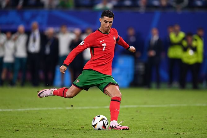 "He wants to play an official match with his boy" - Ex-Chelsea star speculates why Cristiano Ronaldo is not thinking of retiring yet