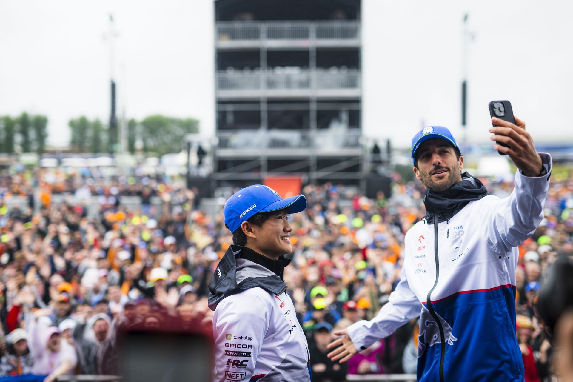 Yuki Tsunoda (L) and Daniel Ricciardo (R) (Image via Getty)